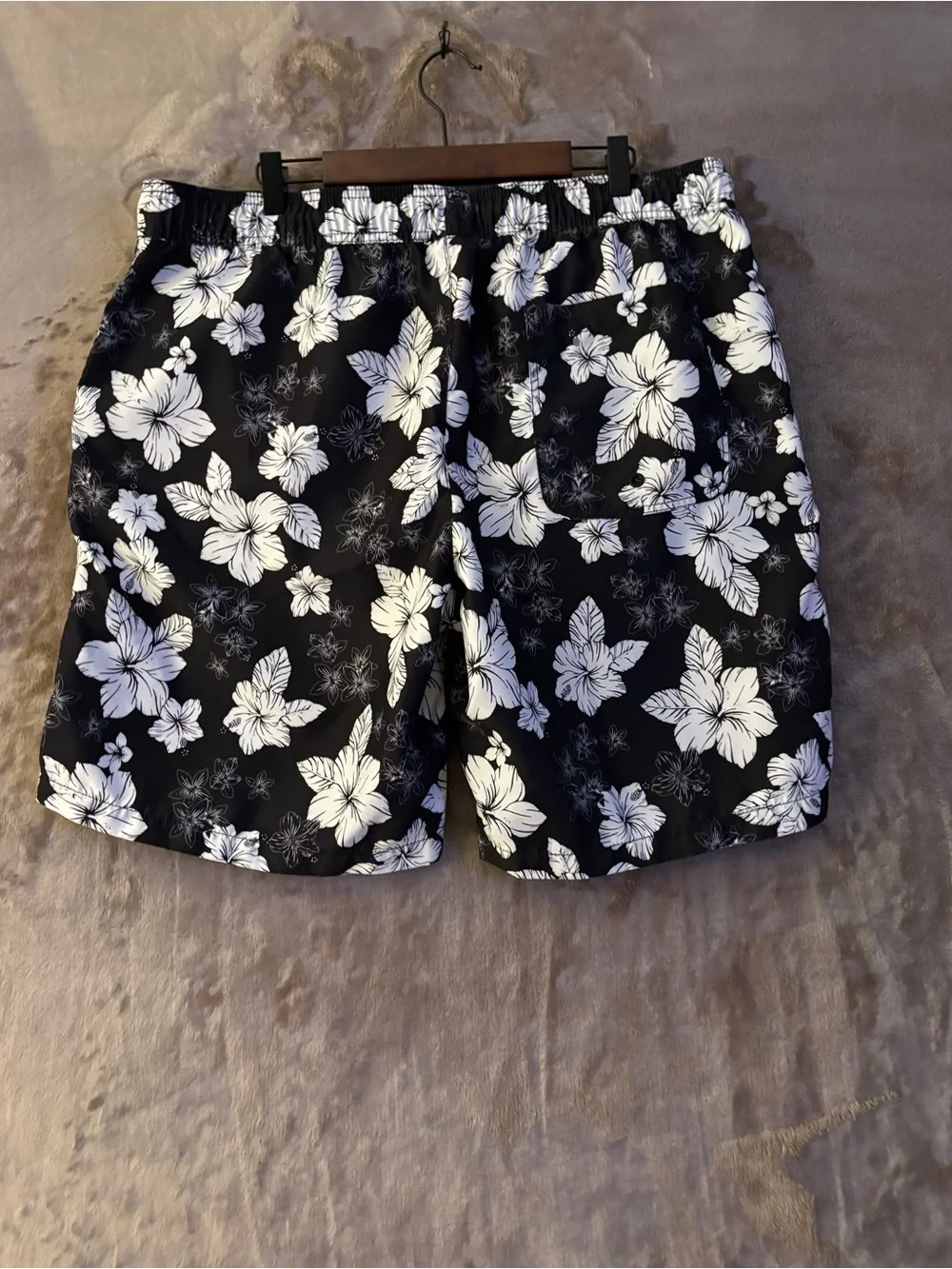 Amazon Essentials Swim Board Shorts  Men’s Size XL Black & White Floral Print